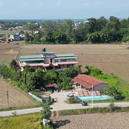 Hotel Tree Tops- A Serene Friendly Hotel In Sauraha 치트완 외부 사진